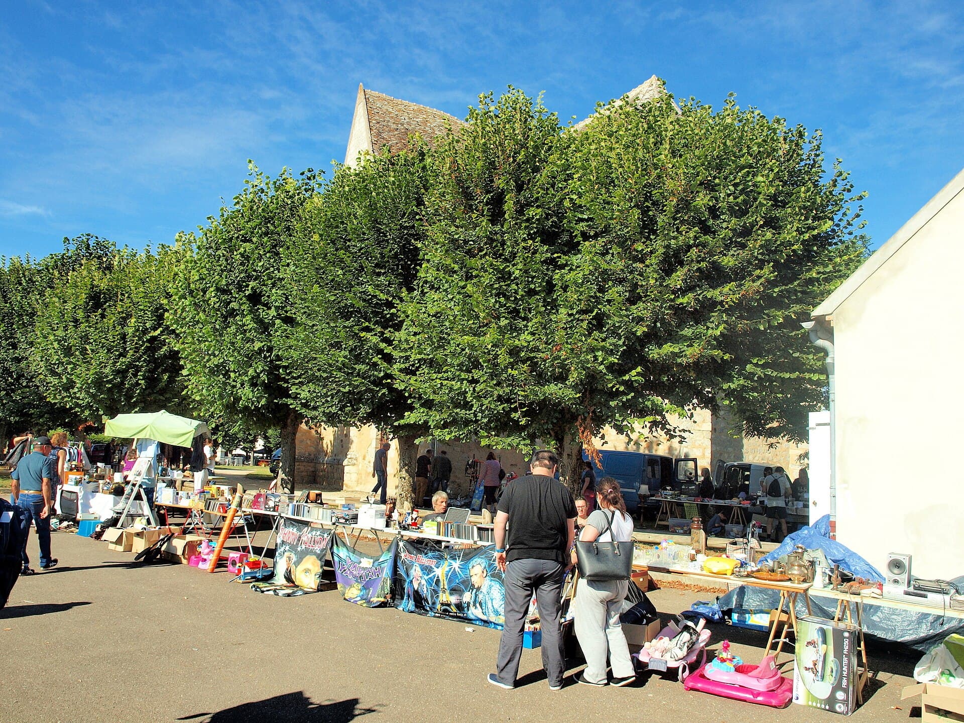 Visiteurs et stands de brocante animés