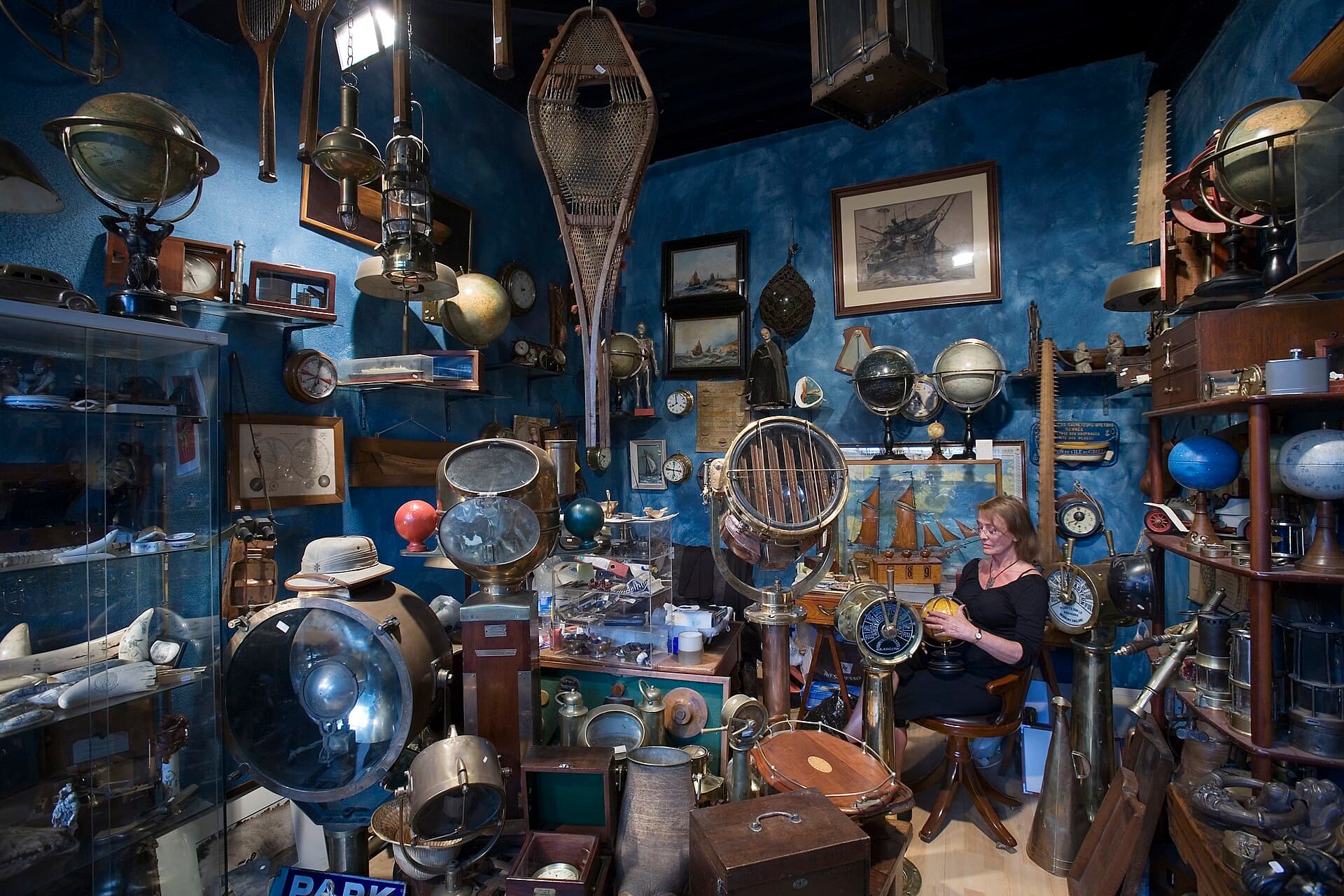 Stand de brocante rempli d'objets anciens